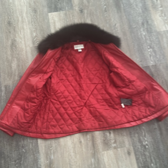 Red leather jacket let with removable black fur - Picture 4 of 6